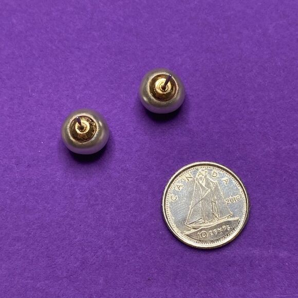 💛 Classic Avon Faux Grey Pearl Earrings - Picture 3 of 4